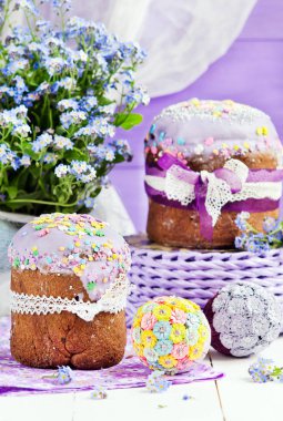 Ahşap masa üzerinde çiçek süslemeleri ile geleneksel Paskalya kek