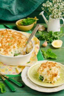 Dorado, patates püresi, ekmek kırıntıları ve peynir ile tepesinde ile balık pasta pişmiş