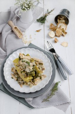 Arpa ve yabani mantar ile lahana dolması