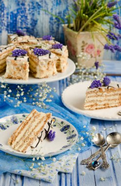 Sümbül, seçici odak beyaz-mavi zemin üzerine Esterhazy kek