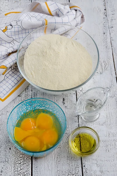 Zutaten Zum Kochen Von Pasta Auf Weißer Tischplatte — Stockfoto