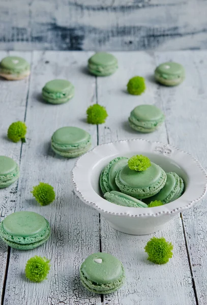 Ahşap Masa Üzerinde Güzel Beyaz Tabak Içinde Yeşil Macaroons — Stok fotoğraf