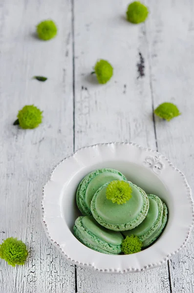 Green Macaroons Beautiful White Plate Wooden Table — Stock Photo, Image