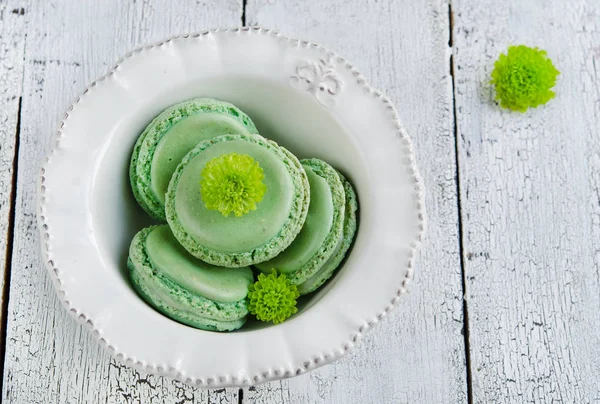 Green Macaroons Beautiful White Plate Wooden Table — Stock Photo, Image