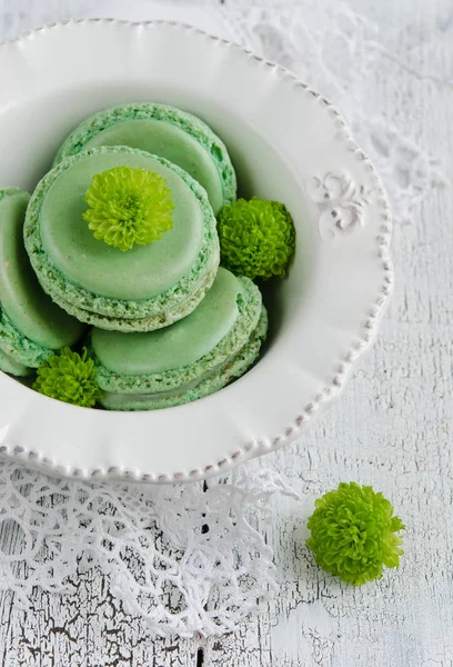 Green Macaroons Beautiful White Plate Wooden Table — Stock Photo, Image