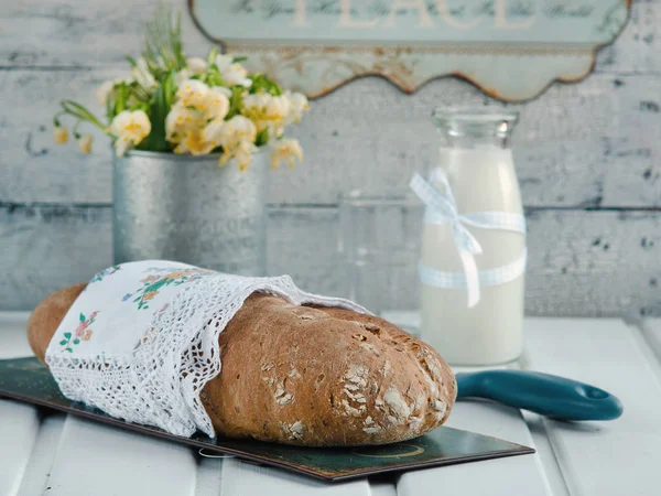 Домашний Хлеб Белой Деревянной Доске — стоковое фото