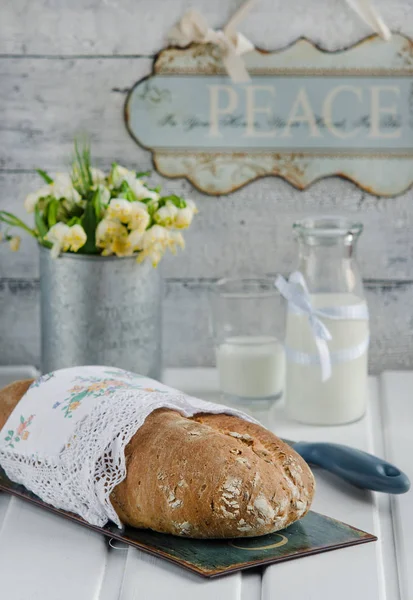 Домашний Хлеб Белой Деревянной Доске — стоковое фото