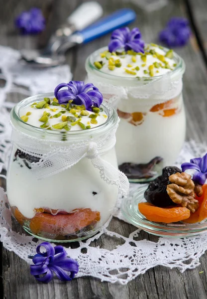 Yogur Con Frutos Secos Decorado Con Jacintos Azules Enfoque Selectivo —  Fotos de Stock