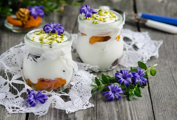 Yogurt Dengan Buah Buahan Kering Dihiasi Dengan Hyacinth Biru Fokus — Stok Foto