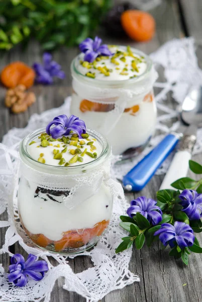 Yoghurt Met Gedroogde Vruchten Versierd Met Blauwe Hyacinten Selectieve Aandacht — Stockfoto