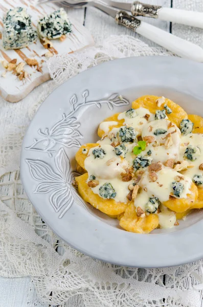 意大利自制南瓜 Gnocchi 与蓝色奶酪酱和坚果 — 图库照片