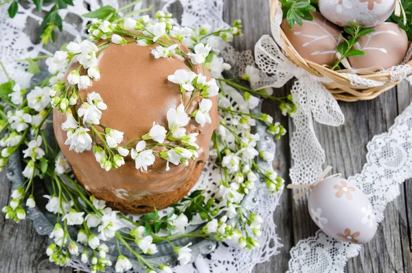 木桌上装饰花卉的传统复活节蛋糕 — 图库照片