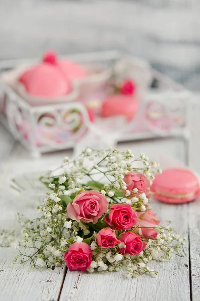 Macarons Baunilha Com Rosas Cor Rosa Sobre Fundo Madeira — Fotografia de Stock