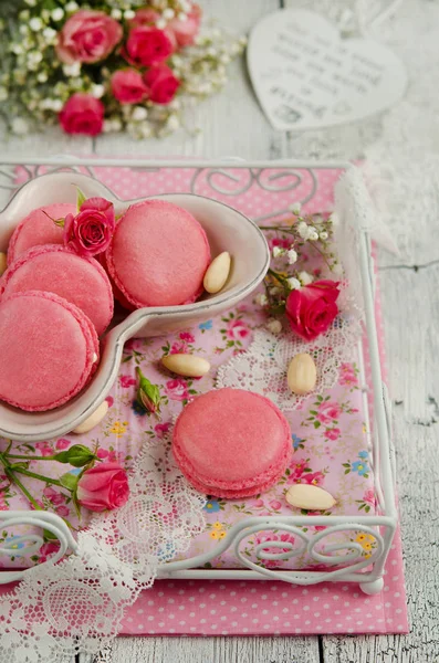 Vanilla Macarons Dengan Mawar Merah Muda Latar Belakang Kayu — Stok Foto