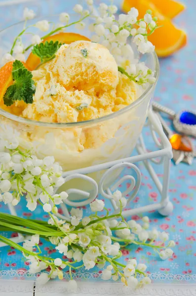 Helado Naranja Casero Con Lirio Valle — Foto de Stock