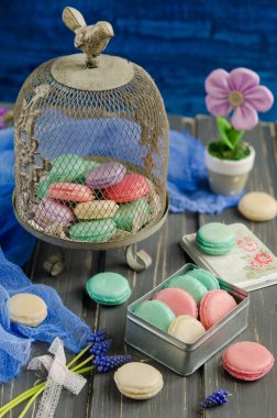 Ahşap masa, seçici odak kutusunda renkli macaroons