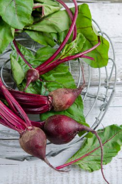 ahşap zemin üzerine yeşil yaprakları ile taze organik pancar