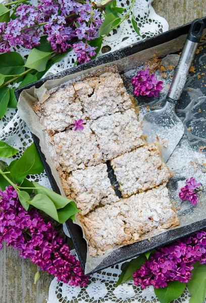 Pastel Casero Desmenuzado Con Manzanas Flores Lila Púrpura — Foto de Stock