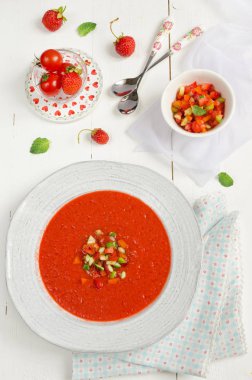 tabakta domates ve çilek gazpacho