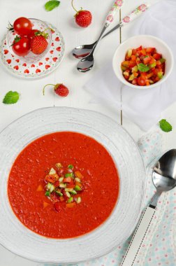 tabakta domates ve çilek gazpacho