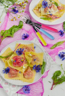 Renkli arka plan üzerinde pancar ve ricotta Peynirli Ravioli