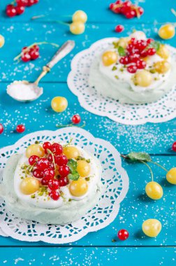 Pavlova kek Matcha çay ve taze çilek, seçici odak ile