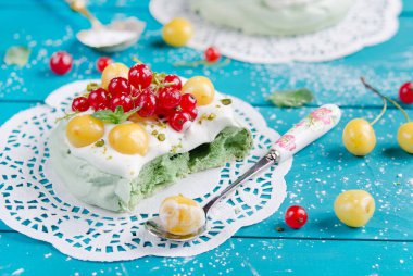 Pavlova kek Matcha çay ve taze çilek, seçici odak ile