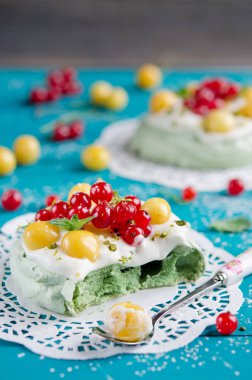 Pavlova kek Matcha çay ve taze çilek, seçici odak ile