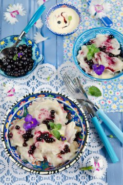 mavi yüzeyde servis yaban mersini ile ev yapımı köfte