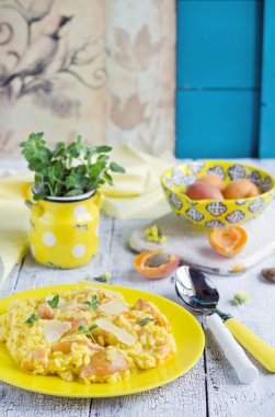 ahşap masa üzerinde kayısı ile tatlı ev yapımı çanak