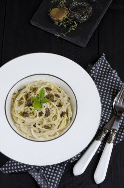 ahşap masa üzerinde bolognese soslu makarna çeşitleri