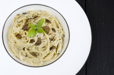 ahşap masa üzerinde bolognese soslu makarna çeşitleri