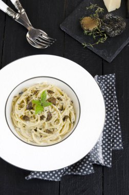 ahşap masa üzerinde bolognese soslu makarna çeşitleri