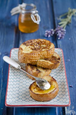 ahşap yüzey üzerinde ev yapımı reçel ile tost