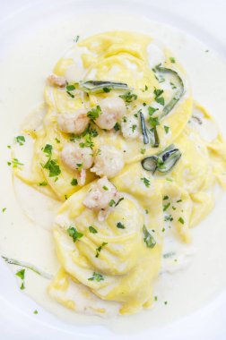 tabakta servis edilen karidesler ile makarna yakın görünümü