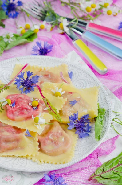 拉维奥利与甜菜和里科塔奶酪在五颜六色的背景 — 图库照片