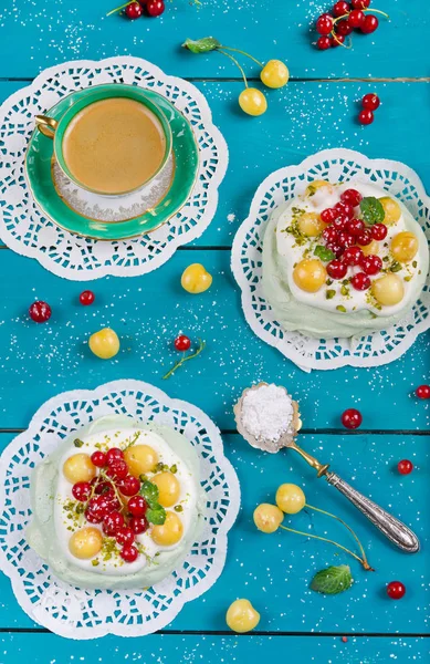 Bolo Pavlova Com Chá Matcha Bagas Frescas Foco Seletivo — Fotografia de Stock