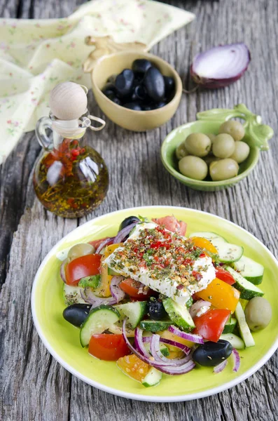 Ahşap Zemin Üzerine Yapımı Sebze Salatası Görünümü Kadar Kapatın — Stok fotoğraf