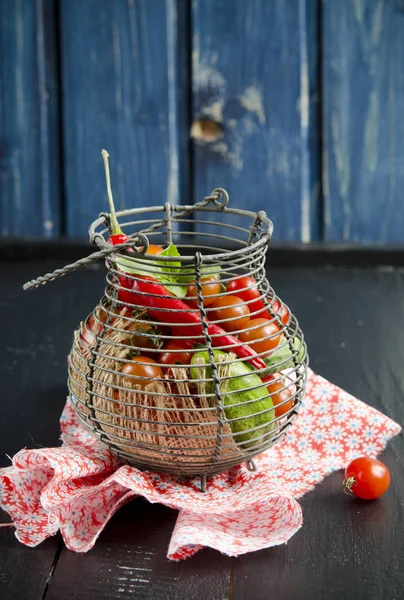 Primer Plano Vista Verduras Frescas Cesta Superficie Madera — Foto de Stock