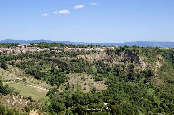 Γραφική Θέα Του Παλιού Μεσαιωνικού Χωριού Στο Πράσινο Λόφο — Φωτογραφία Αρχείου