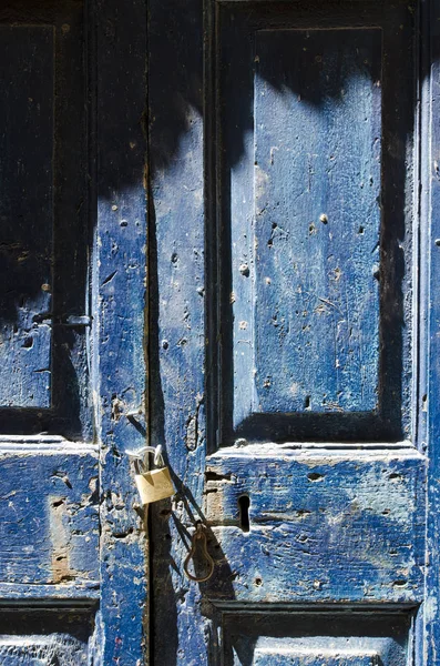 Close View Old Wooden Door Rusty Metal Lock — Stock Photo, Image