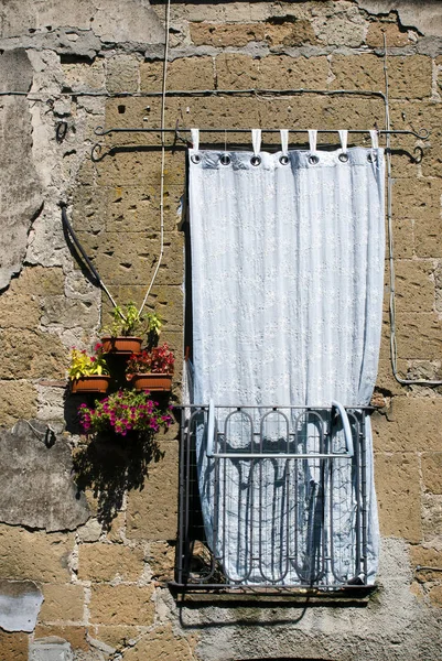 Ventana Abierta Pared Vieja Grumosa Con Macetas — Foto de Stock