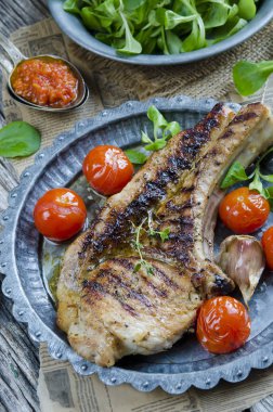 ahşap masa üstü domates ile servis ızgara balık biftek