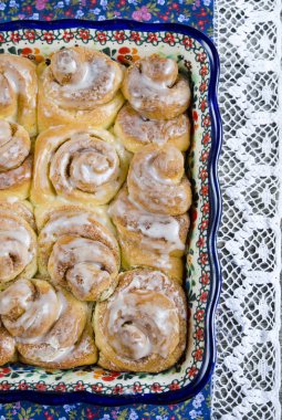 Taze ev yapımı tarçınlı rulo