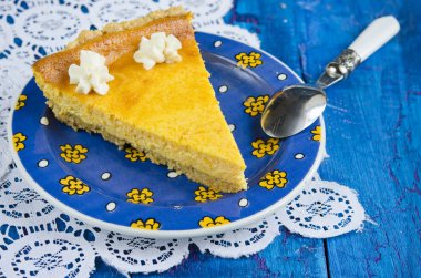 Mavi ahşap zemin üzerine tatlı kabak tart