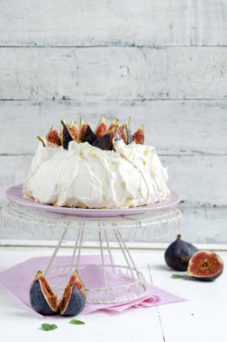 Pavlova bakış incir ve krem şanti ile kapatmak