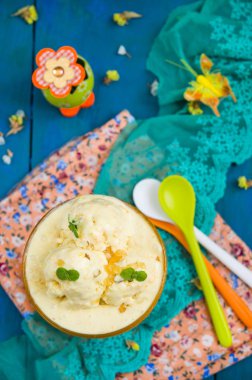 mavi zemin üzerine nane ile tatlı kabak dondurma