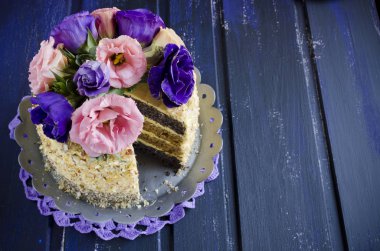 badem ve haşhaş tohumu ile pasta ahşap zemin üzerine çiçeklerle dekore edilmiş