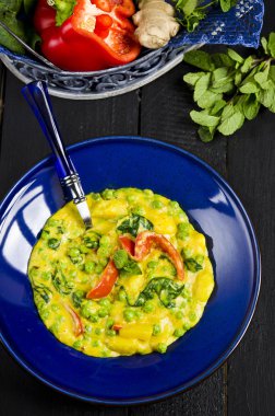 Sebze patates, ıspanak, yeşil bezelye ve kırmızı biber ile yemek köri