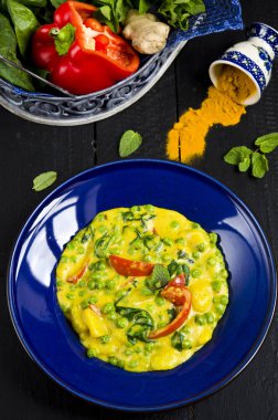 Sebze patates, ıspanak, yeşil bezelye ve kırmızı biber ile yemek köri